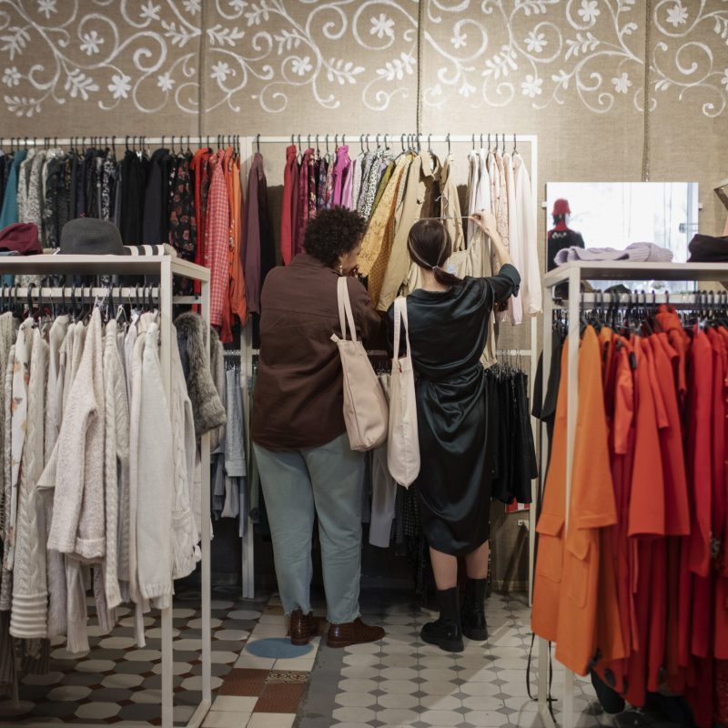 friends-shopping-second-hand-market (1)