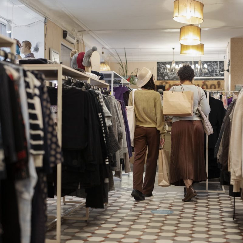 friends-shopping-second-hand-market